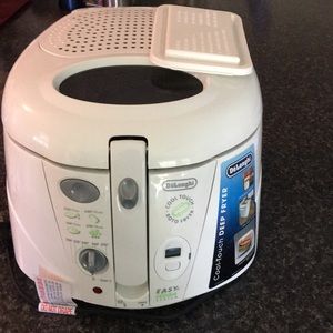 Deep Fat Fryer by DeLonghi, great reviews Amazon